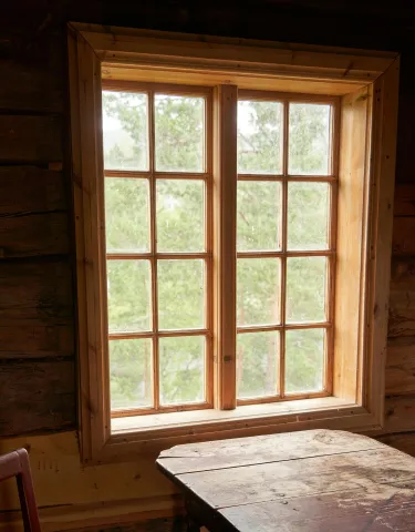 fenetre bois reflet noir